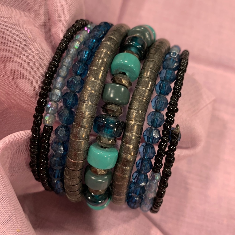 Stacked wrap bracelet in combination of black, blues and silver 💙🖤💙 (B118).